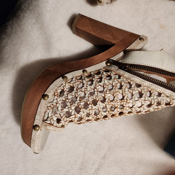 Sbicca Rayna White Leather Size 8 Platform Sandals - NWB - Picture 3 of 8